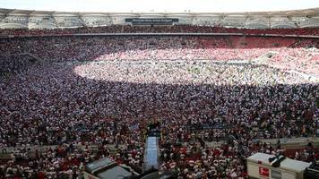 Bundesliga: Platzsturm nach Last-Minute-Klassenerhalt des VfB Stuttgart